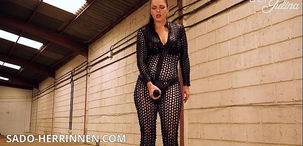  Lutsch den fetten BBC Strapon der Spandex Catsuit Herrin Lady Julina